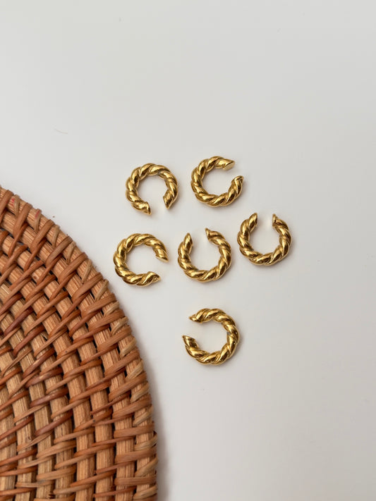 Twisted ear cuff