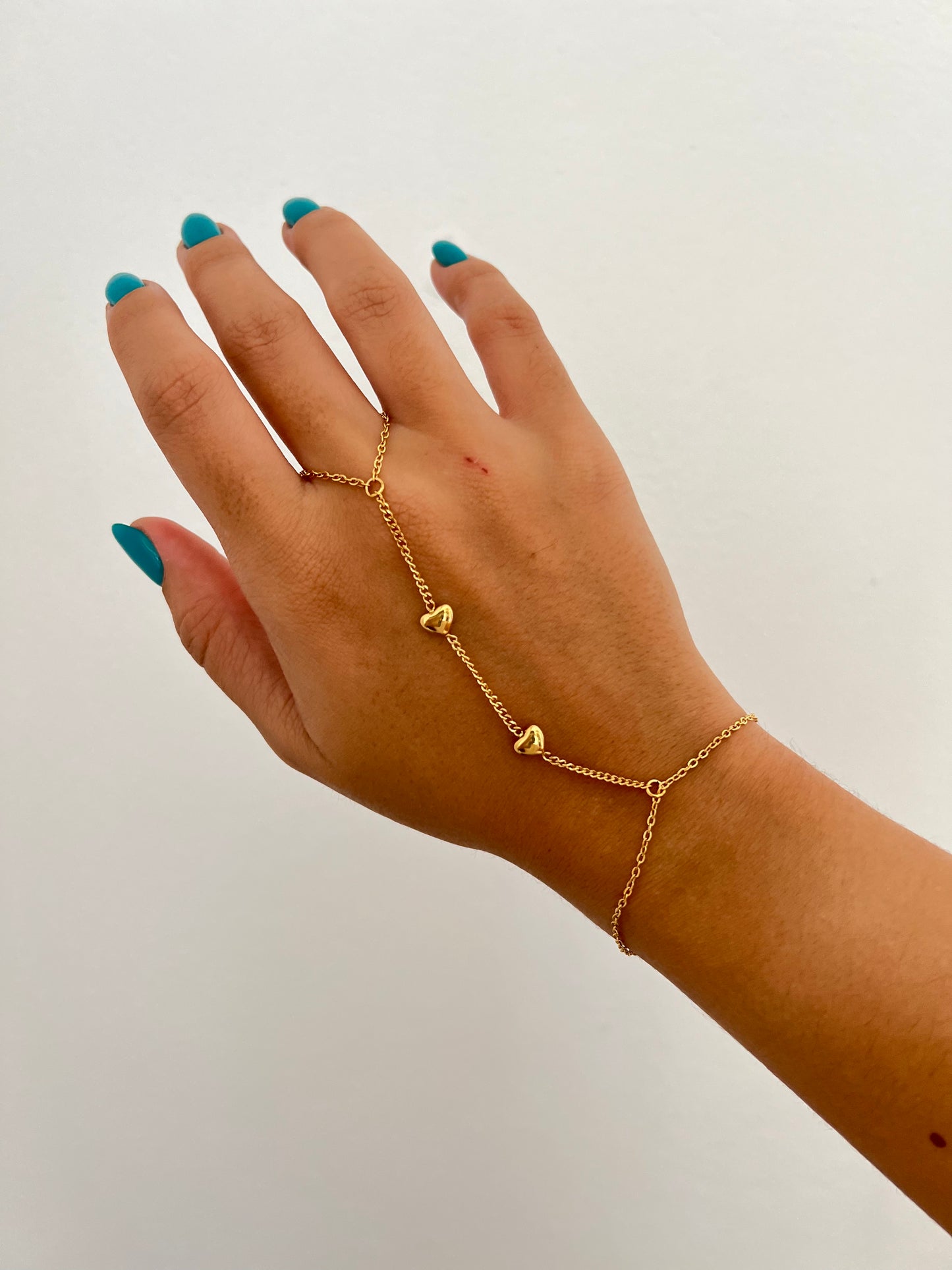 Corazones- hand chain