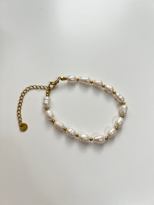 Dainty pearls bracelet